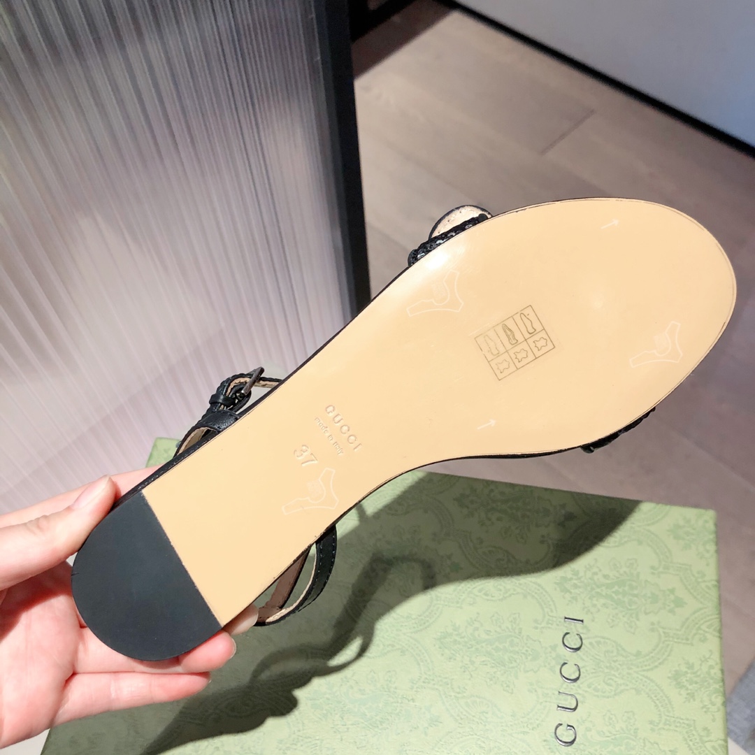G*u*i slippers 35