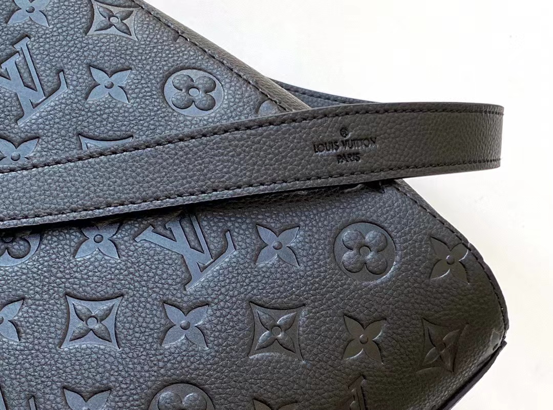 Montaigne MM  Empreinte Leather